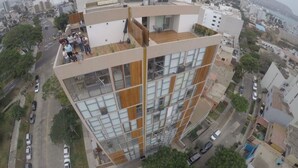 Ein modernes Gebäude mit Dachterrasse.