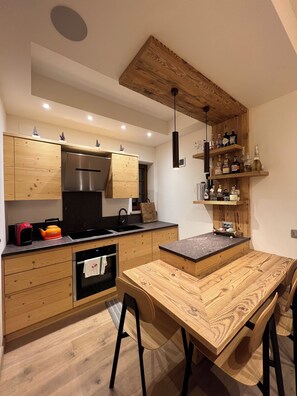 ثلاجة، ميكروويف، فرن، موقد طهي مسطح