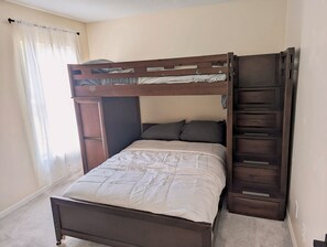 4 bedrooms, iron/ironing board, WiFi, bed sheets