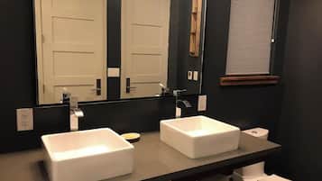 Haartrockner, Bidet, Handtücher, Seife