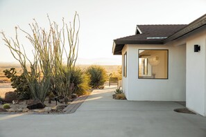 Property grounds - Cowboy Pool - Views - Spa - Shifting Sands House (Joshua Tree)