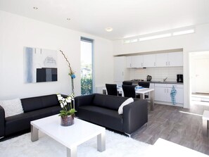 Living area - Modern Holiday Home in Velsen-zuid (Velsen-Zuid)