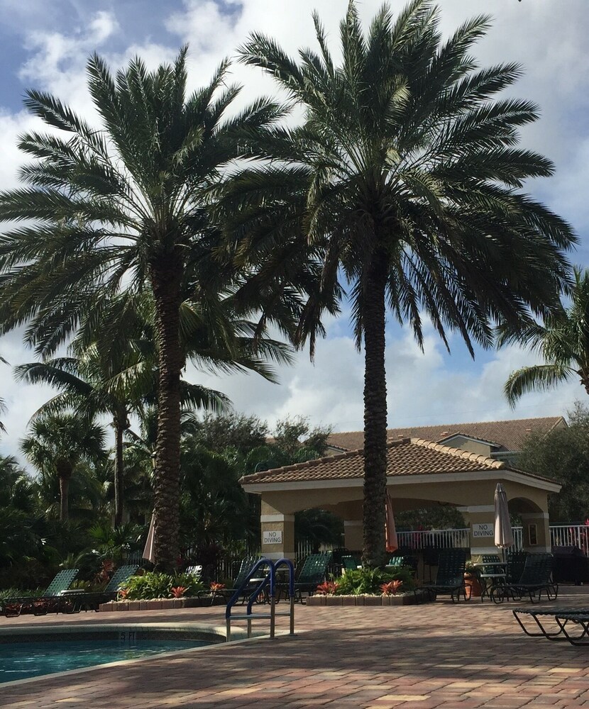 Resort style fully furnished ground level condo 5 mins from beach