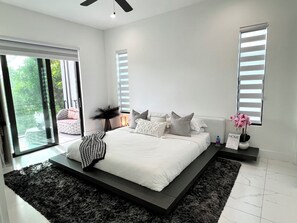 5 bedrooms, iron/ironing board, travel cot, WiFi - 5bdr/5.5ba Modern Oasis with outdoor Gym, Cold Plunge, Heated Pool & Jacuzzi (Naples)