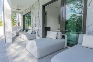 Terrace/patio - 5bdr/5.5ba Modern Oasis with outdoor Gym, Cold Plunge, Heated Pool & Jacuzzi (Naples)