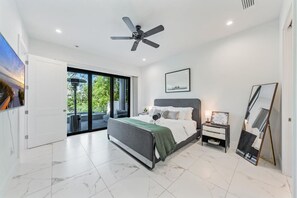 5 bedrooms, iron/ironing board, travel cot, WiFi - 5bdr/5.5ba Modern Oasis with outdoor Gym, Cold Plunge, Heated Pool & Jacuzzi (Naples)