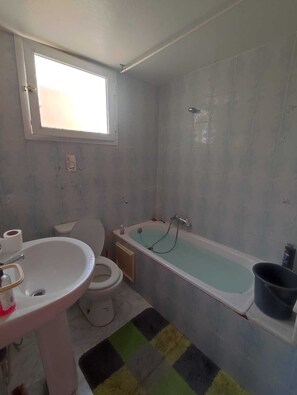 Bidet, HandtĂŒcher, Seife, Toilettenpapier