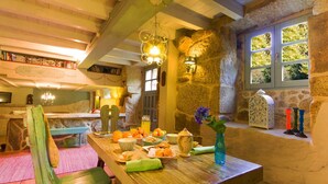 House | Dining - Villa in A Lama Near Rias Baixas Beaches (A Lama)