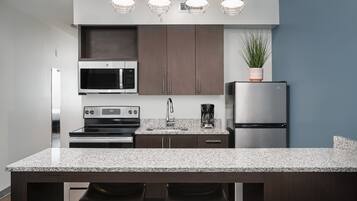 Full-sized fridge, microwave, oven, stovetop