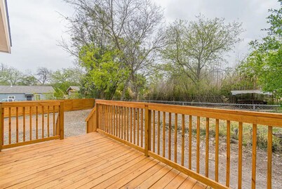 Cozy, Urban Downtown Home - Minutes from Frost Bank Center