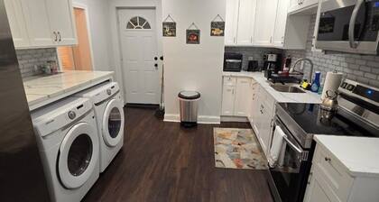 Charming 3-bedroom house with WiFi, AC in delightful Hudson