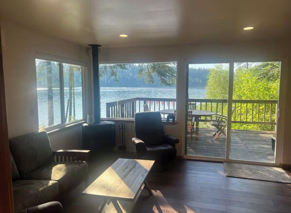 Smart TV - Waterfront Cabin~Private Beach with Dock~Kayaks~Lakeside Deck~Great Fishing!! (Hayden)