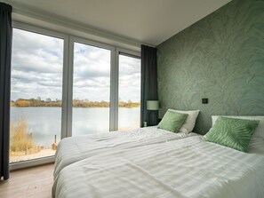 5 habitaciones, muebles diferentes y ropa de cama