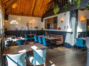 Chalet | Dining - Chalet Near the Golf Course on a Holiday Park (Velsen-Zuid)