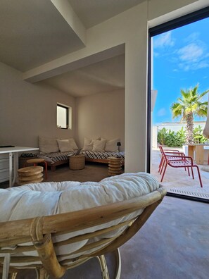 Smart TV - Aria villa house with swimming pool a few meters from the beach with fine sand   (San Pietro In Bevagna)