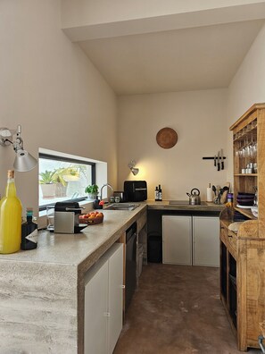 Fridge, microwave, oven, stovetop - Aria villa house with swimming pool a few meters from the beach with fine sand   (San Pietro In Bevagna)