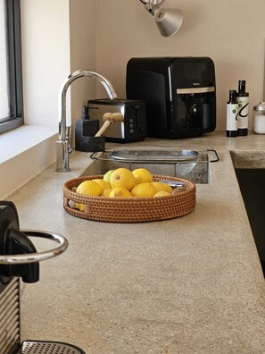 Kjøleskap, mikrobølgeovn, ovn og kokeplater