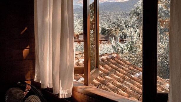A room with a large window overlooking a mountainous landscape. - CASA Ecológica Paraty (Paraty)