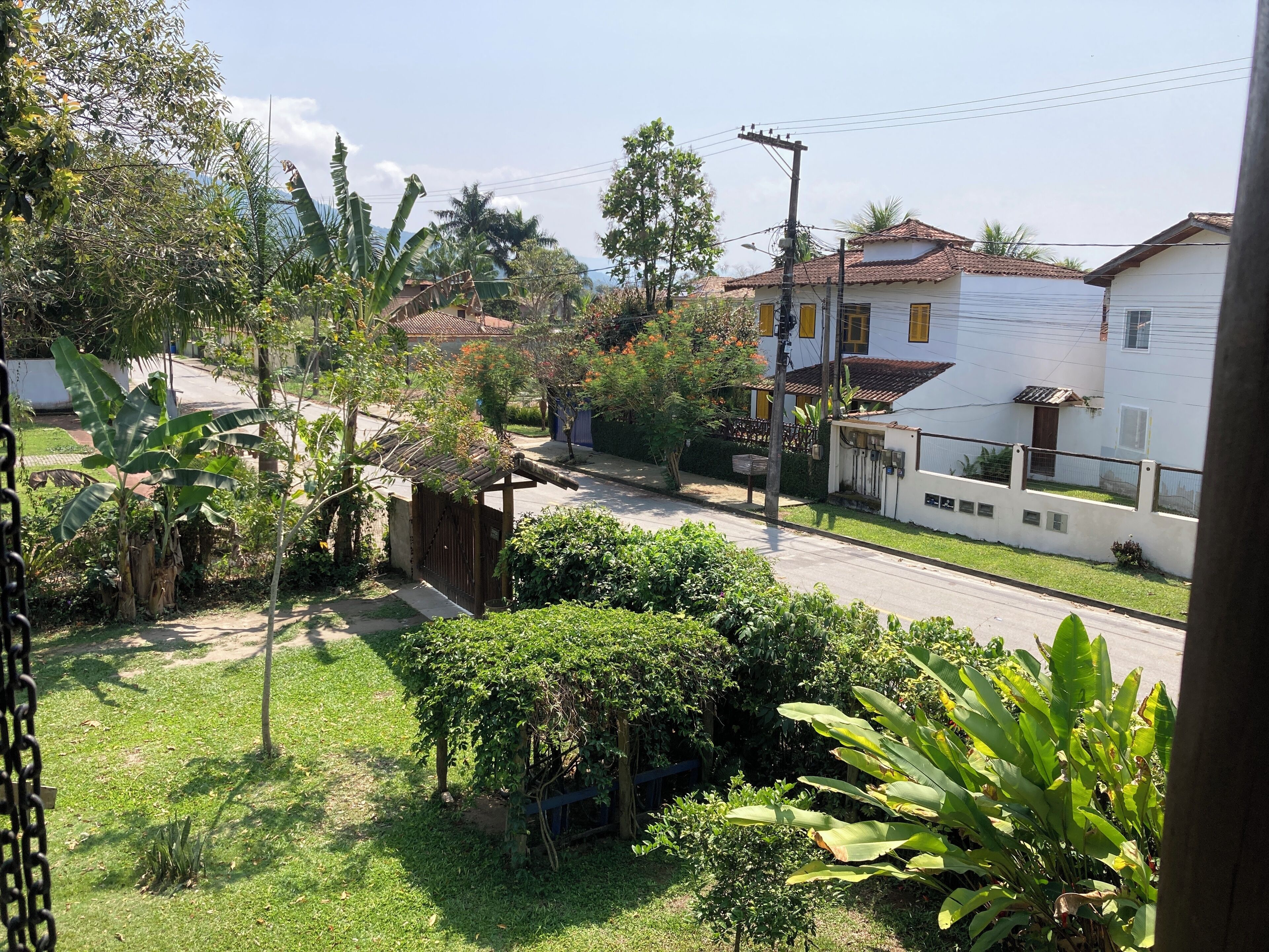 Zona residencial con casas, una calle y espacios verdes.