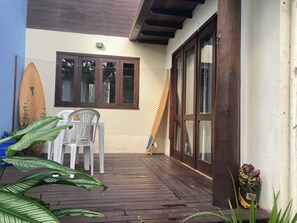 Design-Dreibettzimmer, Terrasse, Gartenblick | Terrasse/Patio