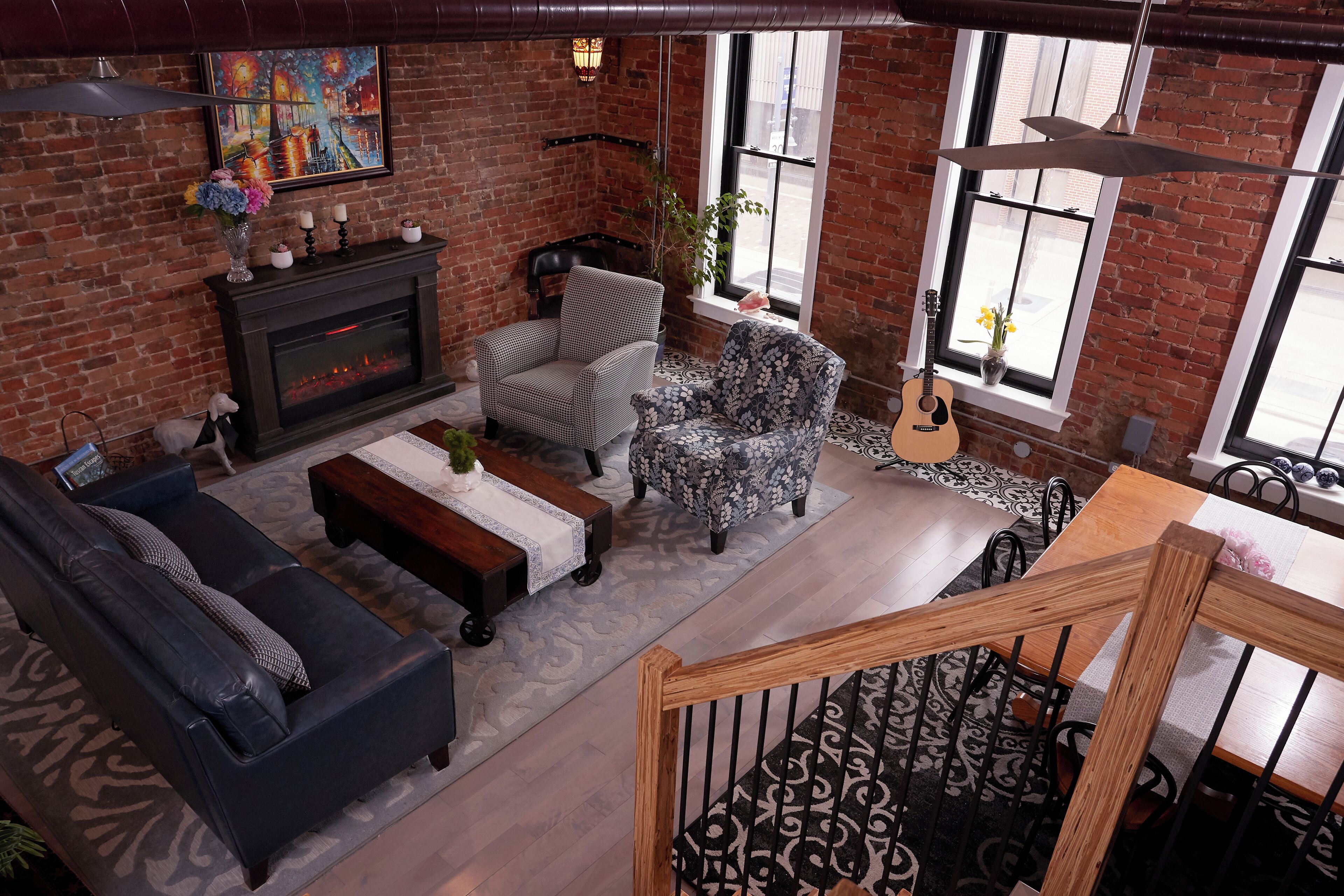 Smart-TV, Kamin, Bücher, Musikbibliothek