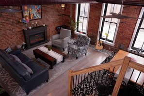 Smart TV, fireplace, books, music library