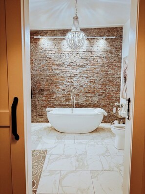 Shower, hair dryer, towels, soap - French Inn in Downtown Belleville ,  right above our charming French Bistro  (Belleville)