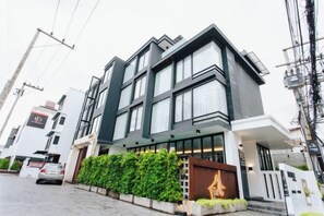 Un edificio moderno su due piani con un ingresso evidente, una scala ben visibile e un viale recintato.