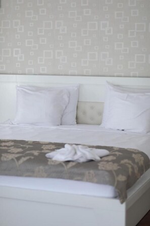 Exclusive Double Room | Desk, soundproofing, free WiFi, bed sheets - Bruti Hotel (Prizren)