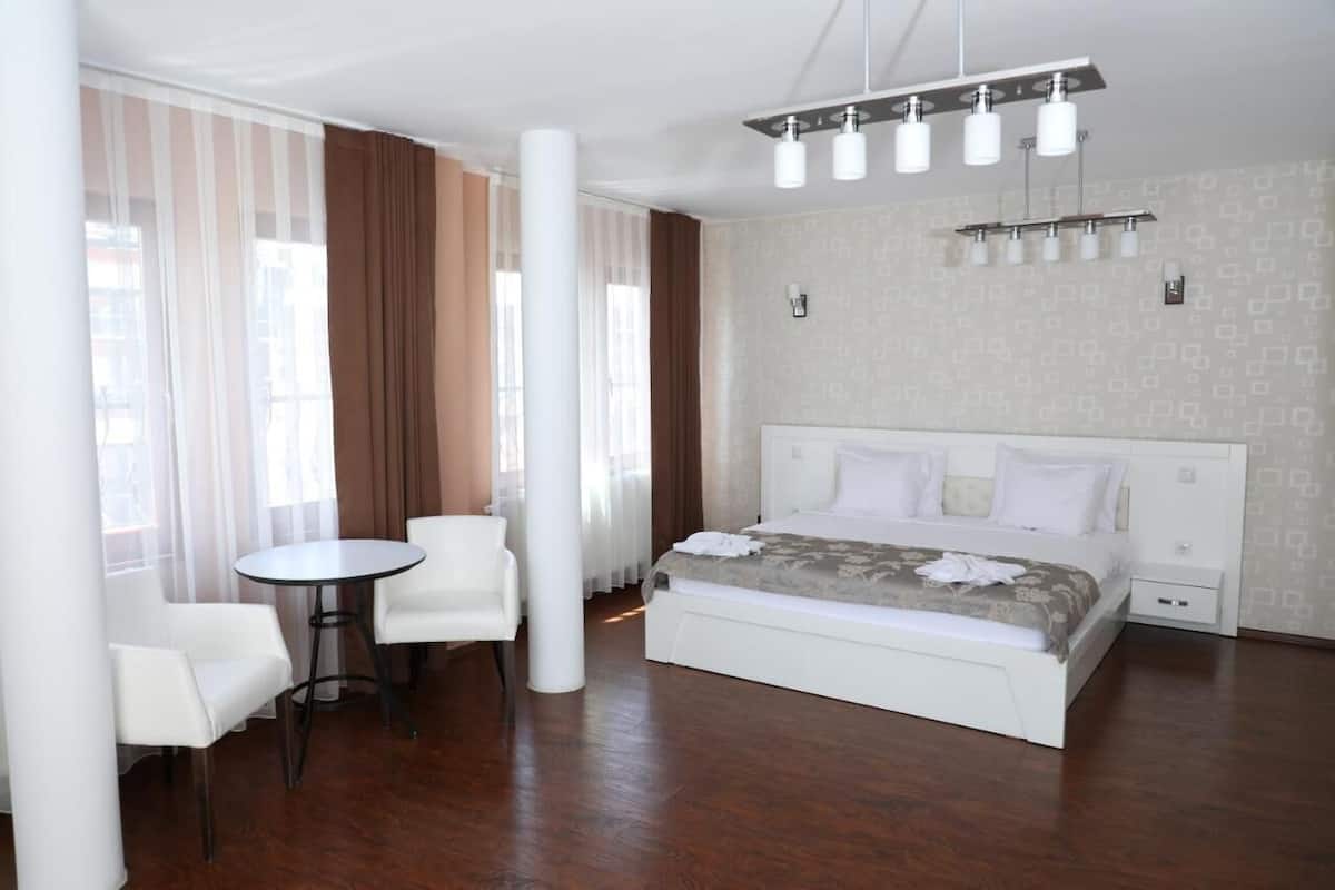Exclusive Double Room | Desk, soundproofing, free WiFi, bed sheets