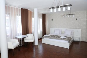 Exclusive Double Room | Desk, soundproofing, free WiFi, bed sheets - Bruti Hotel (Prizren)