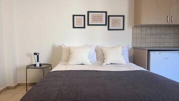 Luxury Studio, City View | Blackout drapes, iron/ironing board, free WiFi