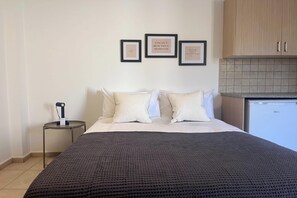Luxury Studio, City View | Blackout curtains, iron/ironing board, free WiFi - Phaedrus Living: Hoopoe Residencies 103 (Nicosia)