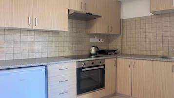 Luxury Studio, City View | Private kitchen