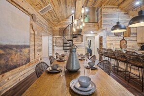 Enjoy meals in this inviting dining area with a large round table and comfortable chairs.