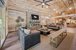 Smart TV, chimenea, videojuegos, libros