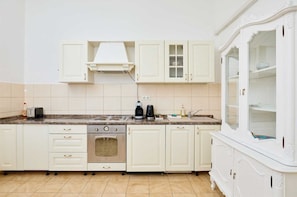 Kühlschrank, Ofen, Herdplatte, Wasserkocher mit Kaffee-/Teezubehör