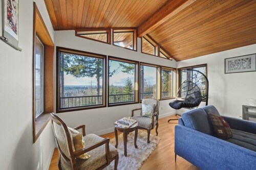 Five Bedroom Oasis with View of Abbotsford Valley