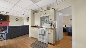 5 bedrooms, iron/ironing board, WiFi, bed sheets