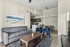 Apartamento grand (Self Check-in with Virtual Front Desk) | Área de estar | Smart TV