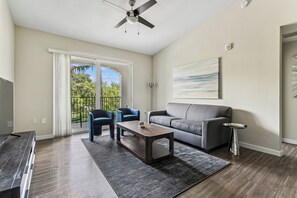 Apartamento clássico (Self Check-in with Virtual Front Desk) | Área de estar | Smart TV