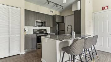 Apartemen Klasik (Self Check-in with Virtual Front Desk) | Dapur pribadi | Lemari es besar, microwave, oven, dan kompor