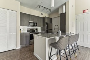 Klassiek appartement (Self Check-in with Virtual Front Desk) | Privékeuken | Een koelkast met diepvriezer, een microgolfoven, een oven, een kookplaat