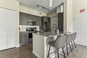 Refrigerador con freezer, microondas, horno, placa de cocina