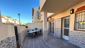 Outdoor dining - House with pool in Malaga (Sierra de Yeguas)