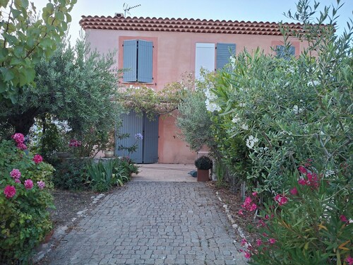 Chambre Dans Maison D'hôte Récente. A L'étage. WC Indépendant, TV, Wifi