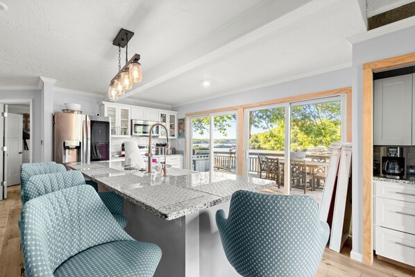 Kylskåp, mikrovågsugn, ugn och spishäll