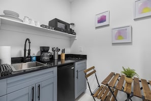 Comfort Studio, 1 Queen Bed with Sofa bed, Non Smoking | Private kitchen | Coffee/tea maker