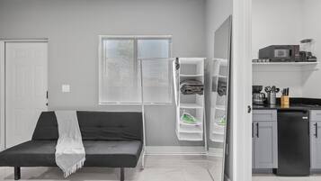 Comfort Studio, 1 Queen Bed with Sofa bed, Non Smoking | Blackout curtains, iron/ironing board, free WiFi