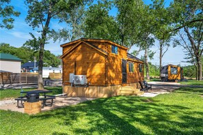 Outdoor dining - Experience the timeless charm of the Pinecrest Cabin, a delightful twist on the classic cabin style. Step inside and be greeted by the warm and rustic log cabin ambiance that will transport you to the heart of Branson, MO. (Branson)